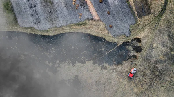 Um fogo de grama seca vista de cima com drone — Fotografia de Stock