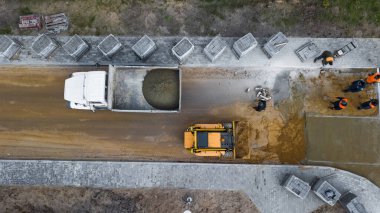 Beton kaplama döşeme döşemeleri. Şehirdeki yaya geçidinin tamiri için geldim. kentsel belediye işleri