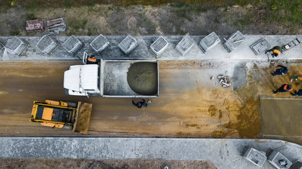 Läggning av markplattor på den preparerade betongytan. Reparation av gågatan i staden. kommunalt stadsarbete — Stockfoto