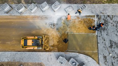 Beton kaplama döşeme döşemeleri. Şehirdeki yaya geçidinin tamiri için geldim. kentsel belediye işleri