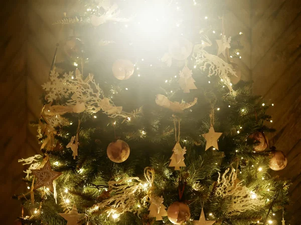 Fondo borroso del árbol de Navidad decorado con juguetes — Foto de Stock
