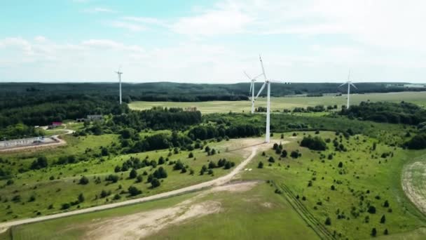 Energiatakarékos Koncepció Panorámával Szélturbinák Építéséről Mezőn Réten Hegyen Gyönyörű Kék — Stock videók