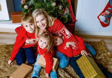 Mutlu anne ve Noel hediyeli çocuklar.