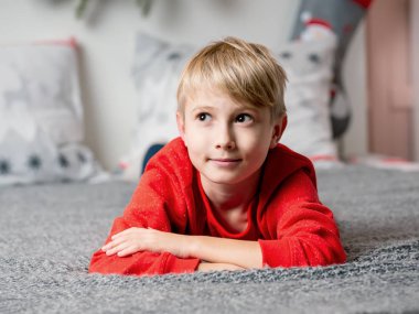 Kırmızı kazaklı çocuk başka yere bakıyor, Noel için fotoğraf çekimi.