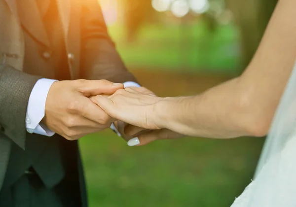 Cerrar UPS de las manos de los recién casados — Foto de Stock