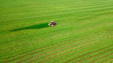 Traktör İHA 'dan çim manzarasını biçer