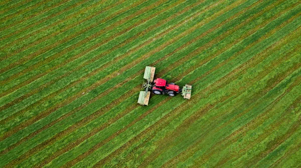 Traktor poseká pohled shora z dronu na trávu — Stock fotografie