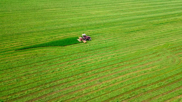 Traktor poseká pohled shora z dronu na trávu — Stock fotografie