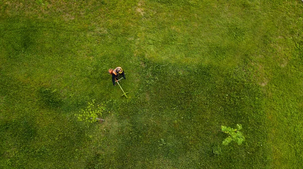Sekačka sekání trávníku pohled shora — Stock fotografie