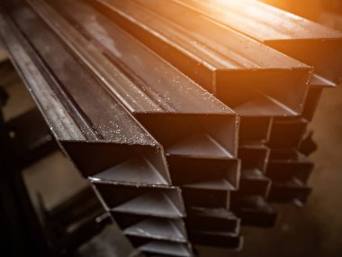 Bir açıyla kesilmiş metal profil yığını. kaynak işi.