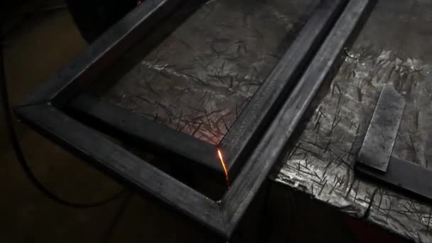Der Schweißer Kocht Den Rahmen Der Schweißer Kocht Das Metall — Stockvideo