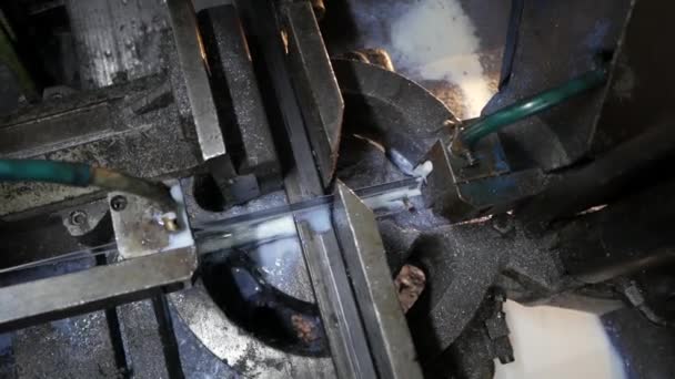 Tokarka Przemysłowa Cnc Piłą Taśmową Cięcia Wyrobów Metalowych — Wideo stockowe
