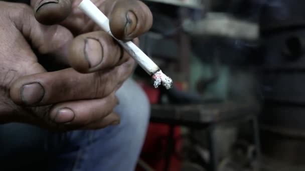 Cerca Mano Masculina Sosteniendo Cigarrillo — Vídeos de Stock