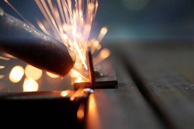 Kaynakçı çerçeveyi pişirir. Kaynakçı metali pişirir. Kaynakçı metal yapılar pişiriyor. Kaynak işe yarıyor. Kıvılcımlar, erimiş metal