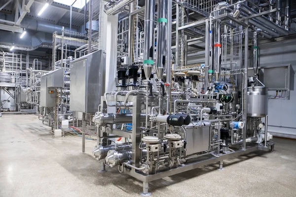 Ausrüstung der Lebensmittelindustrie aus nächster Nähe. Milchverarbeitung — Stockfoto