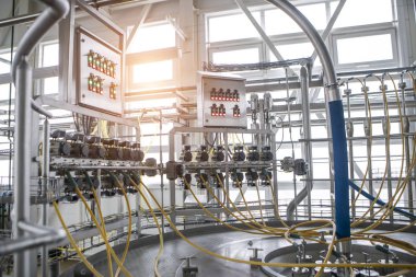 Endüstriyel bir şirkette ekipman kontrol paneli