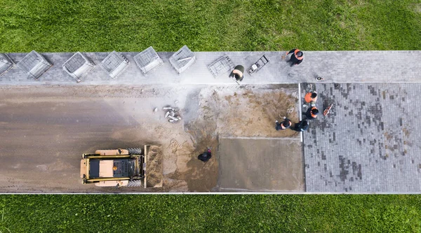 Mestres Colocam Pedras Pavimentação Reparação Calçada Trabalhadores Rodoviários Vista Aérea — Fotografia de Stock