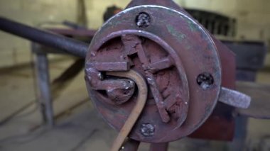 Makinede metal bükme. Metal ürünlerinin sahtelenmesi ve üretimi