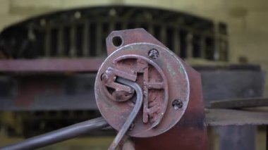 Makinede metal bükme. Metal ürünlerinin sahtelenmesi ve üretimi