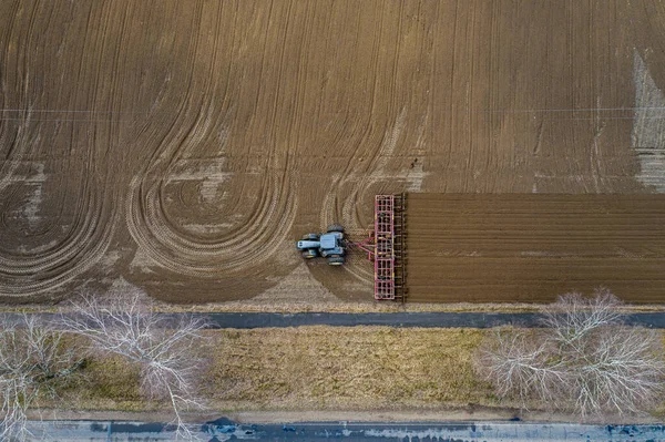 Vista Aerea Dall Alto Trattore Mietitrebbia Aratura Terreni Agricoli Primavera — Foto Stock