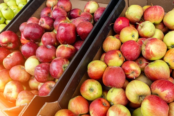 Manzanas Verdes Rojas Una Caja Una Tienda Calle — Foto de Stock