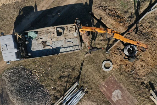 井戸や下水道の上部ビューの建設のためのコンクリートリングをアンロード — ストック写真