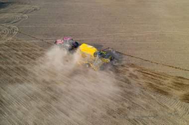 Traktörün tarlaya mısır tohumu ekme görüntüsü, yüksek açılı dron fotoğrafçılığı
