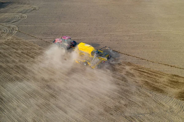 Ovanifrån Traktor Plantering Majs Frö Fält Hög Vinkel Visa Drönare — Stockfoto