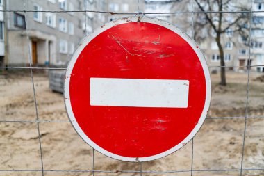 İşaret seyahati yasaktır. İnşaatın arka planında yakın plan.