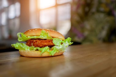Bulanık bir arkaplanda ev yapımı hamburger.