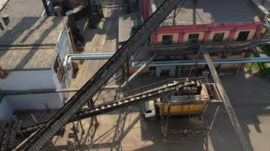 Ahşap talaşını kamyona yüklüyorum.