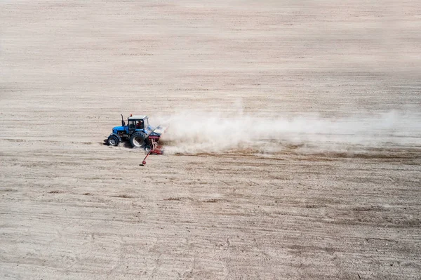 Seitenansicht Von Landwirtschaftlichen Industriellen Traktor Pflügt Boden Feld Für Die — Stockfoto