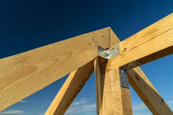 Wohnungsneubau Und Einbau Von Holzbalken Dachstuhlsystem Des Hauses Vor Blauem — Stockfoto