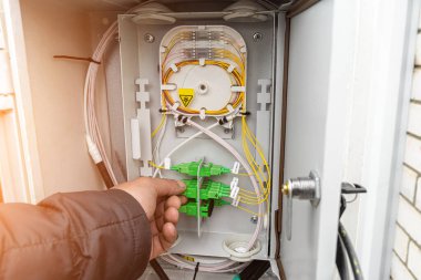 Fiber optik ağ kabloları yama paneli ve geçiş.