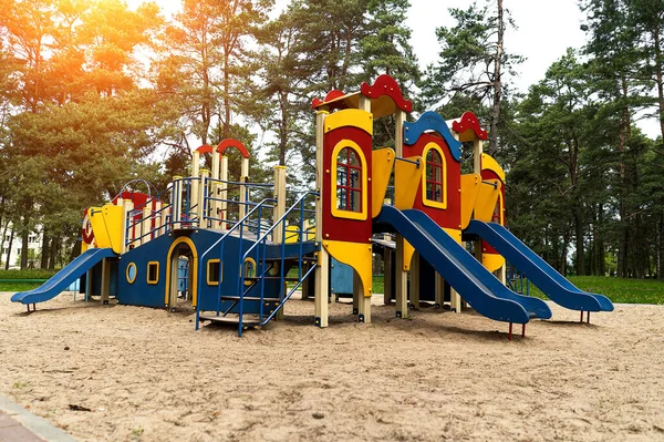Parlak, parktaki büyük bir oyun alanı.