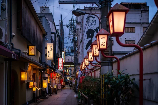 Pouliční osvětlení a restaurace lucerny v Ósace — Stock fotografie