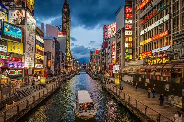 Dotonbori 'de bir kanalda güzel bir alacakaranlık ışığı ve neon ışığı.,