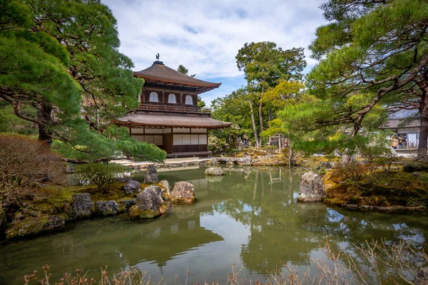 Gümüş Köşk Tapınağı ve bir gölet, Kyoto — Stok fotoğraf