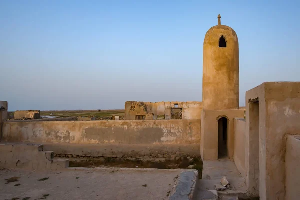 Minarete de uma mesquita de uma aldeia piscatória abandonada, Qatar — Fotografia de Stock