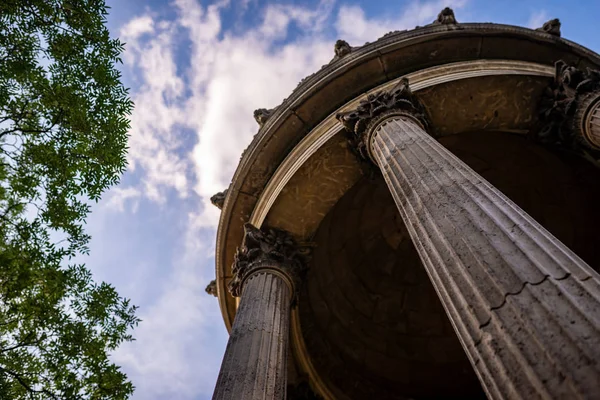 Templo do Sybil em Buttes Chaumont Park, Paris — Fotografia de Stock