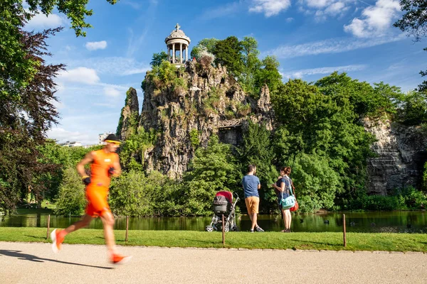 Buttes Chaumont Parkı 'nda bir çocuklu ve kaçak bir aile.