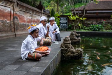 Genç çocuklar ve babaları geleneksel kostümler giyiyor, Bali.,