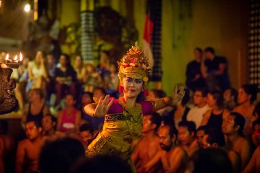 Geleneksel kostüm giymiş kadın dansçı, Ubud.,