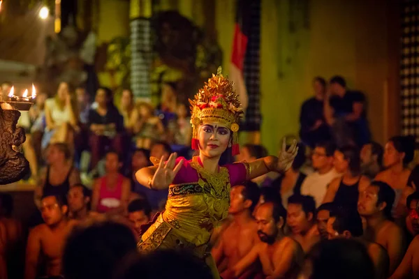 Mulher dançarina em traje tradicional em uma dança de fogo kecak, Ubud , — Fotografia de Stock