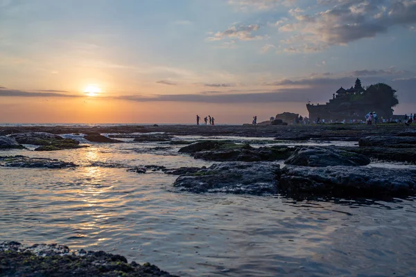 Besökare njuter av solnedgången vid Tanah Lot tempel, Bali, Indonesien — Stockfoto