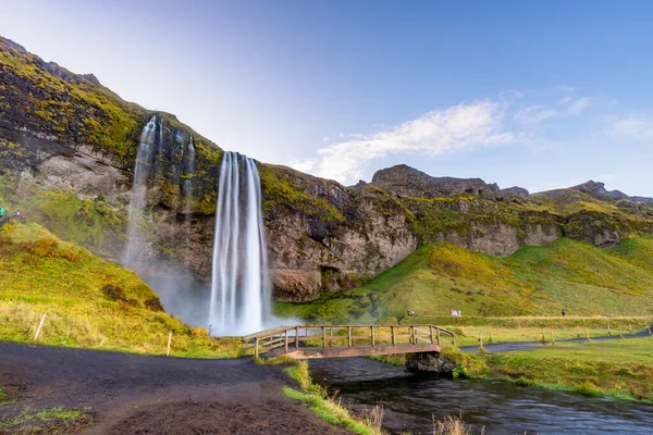 Seljalandfoss vodopád vidět z dálky s nepoznatelnou návštěvou — Stock fotografie