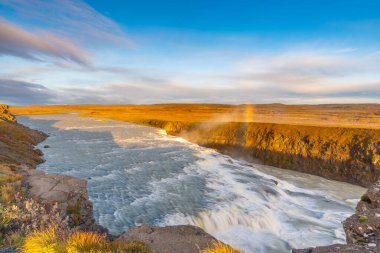 Gulfoss şelalesi uzaklardan izlanda 'da insansız görünüyor. 