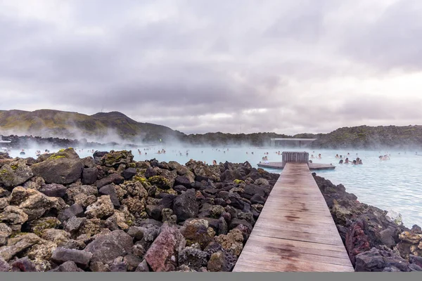 People enjoying a bath at the blue lagoon resort, Iceland — 스톡 사진