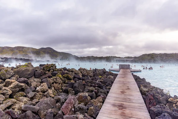 People enjoying a bath at the blue lagoon resort, Iceland — Stock Photo, Image