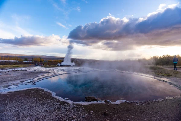 冰岛Geysir的一个温泉的特写 — 图库照片